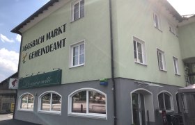 Green building with the inscription 'Aggsbach Markt Gemeindeamt' and Caf&eacute; Donauwelle.