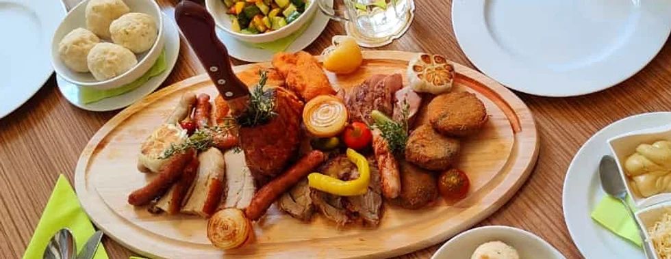 Speise auf einem Holzbrett mit Messer 