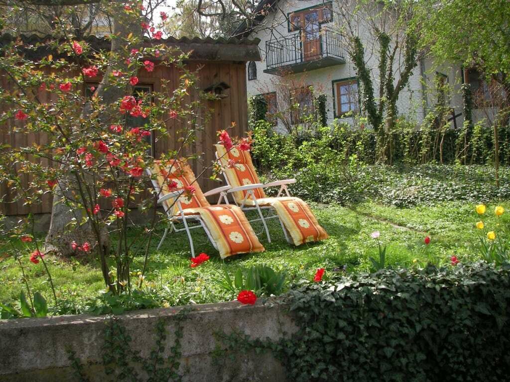 Zwei Gartenliegen auf einer Wiese