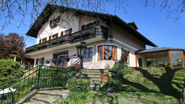 Detached house with balcony in an elevated location