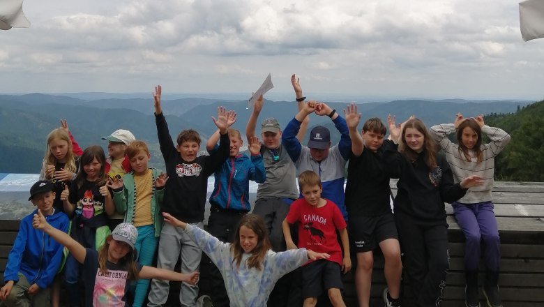 Die Kinder des Naturpark-Jugendcamps genießen die Aussicht von der Wachauterrasse beim Naturparkgasthaus am Jauerling. , © npjw