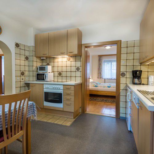 Küche mit Herd und Mikrowelle