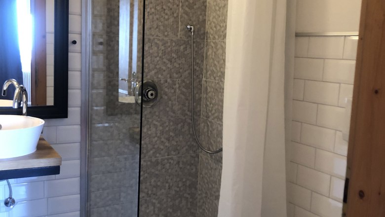 Shower corner in the bathroom, &copy; Romana Wiener