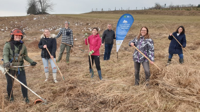 Pflegeeinsatz HLUW Yspertal auf dem Naturkenkmal Iriswiese, © Peter Böhm