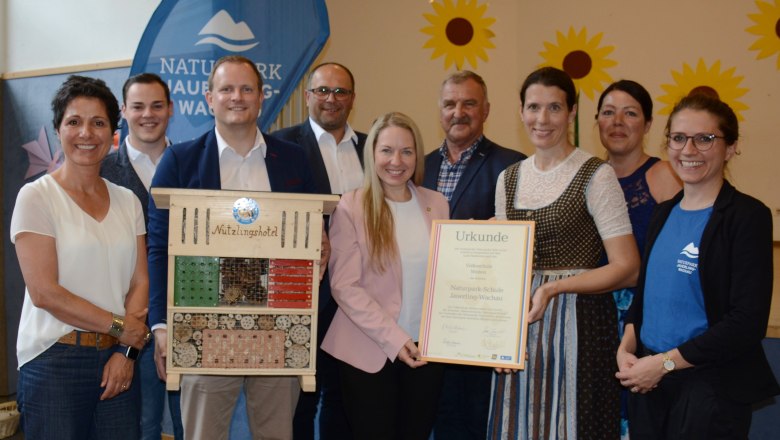 Jasmine Bachmann (Geschäftsführerin Naturparke Niederösterreich), Maximilian Strobl (GGR Weiten), NÖ Landtagsabgeordneter Richard Punz in Vertretung von Landesrätin Susanne Rosenkranz, Johann Schmid (Vizebürgermeister Weiten), NÖ Landtagsabgeordnete Silke Dammerer in Vertretung von Landeshauptfrau Johanna Mikl-Leitner, Naturpark-Obmann Edmund Binder, Schulleiterin Birgit Grossinger, Bgm. Ramona Fletzberger, Ricarda Gattringer (Naturpark Jauerling-Wachau)  , © Friedrich Reiner