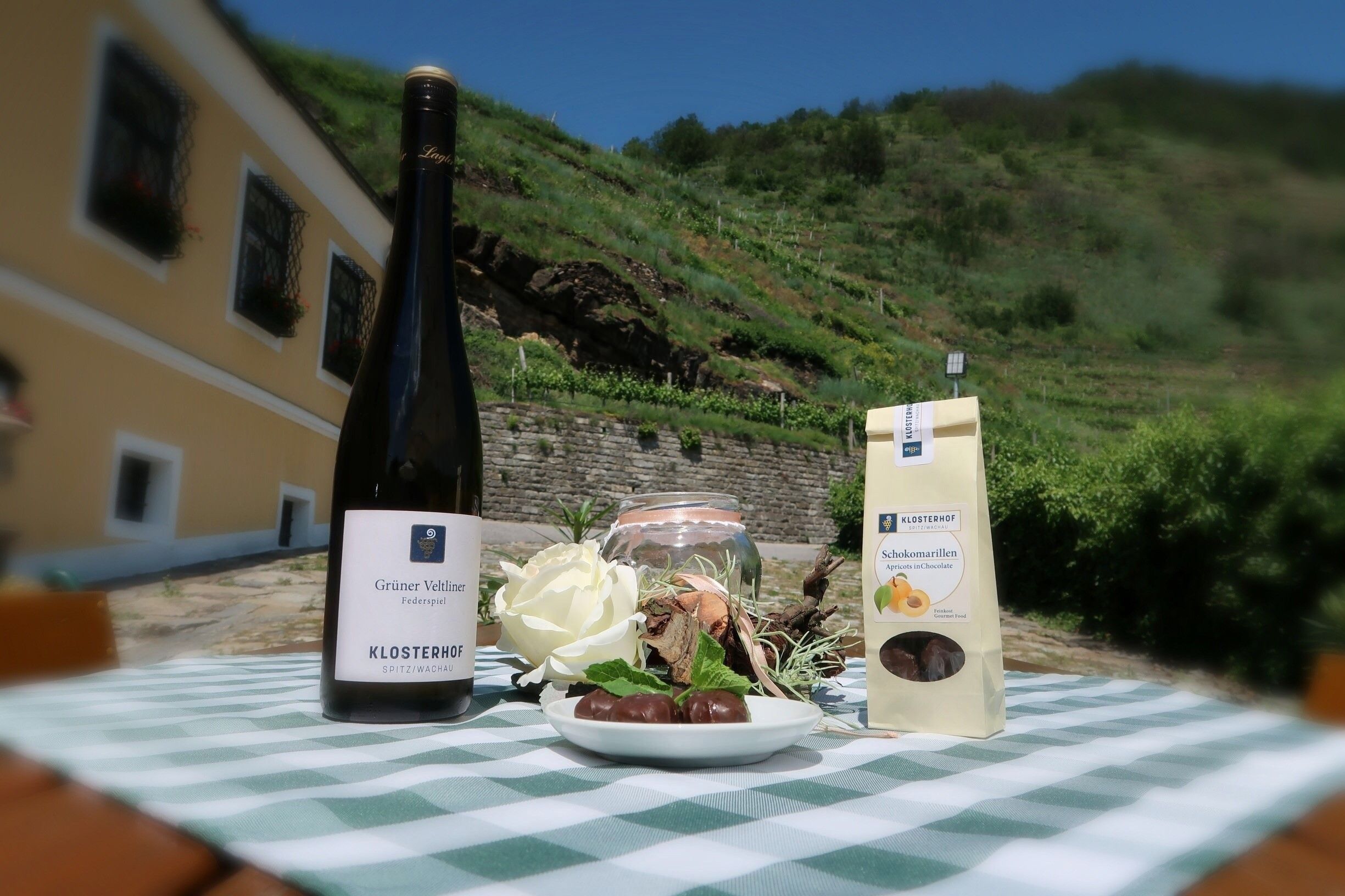 Weingenuss vor dem Restaurant Klosterhof
