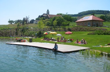 Visitors in the Raxendorf bathing pond, © Marktgemeinde Raxendorf