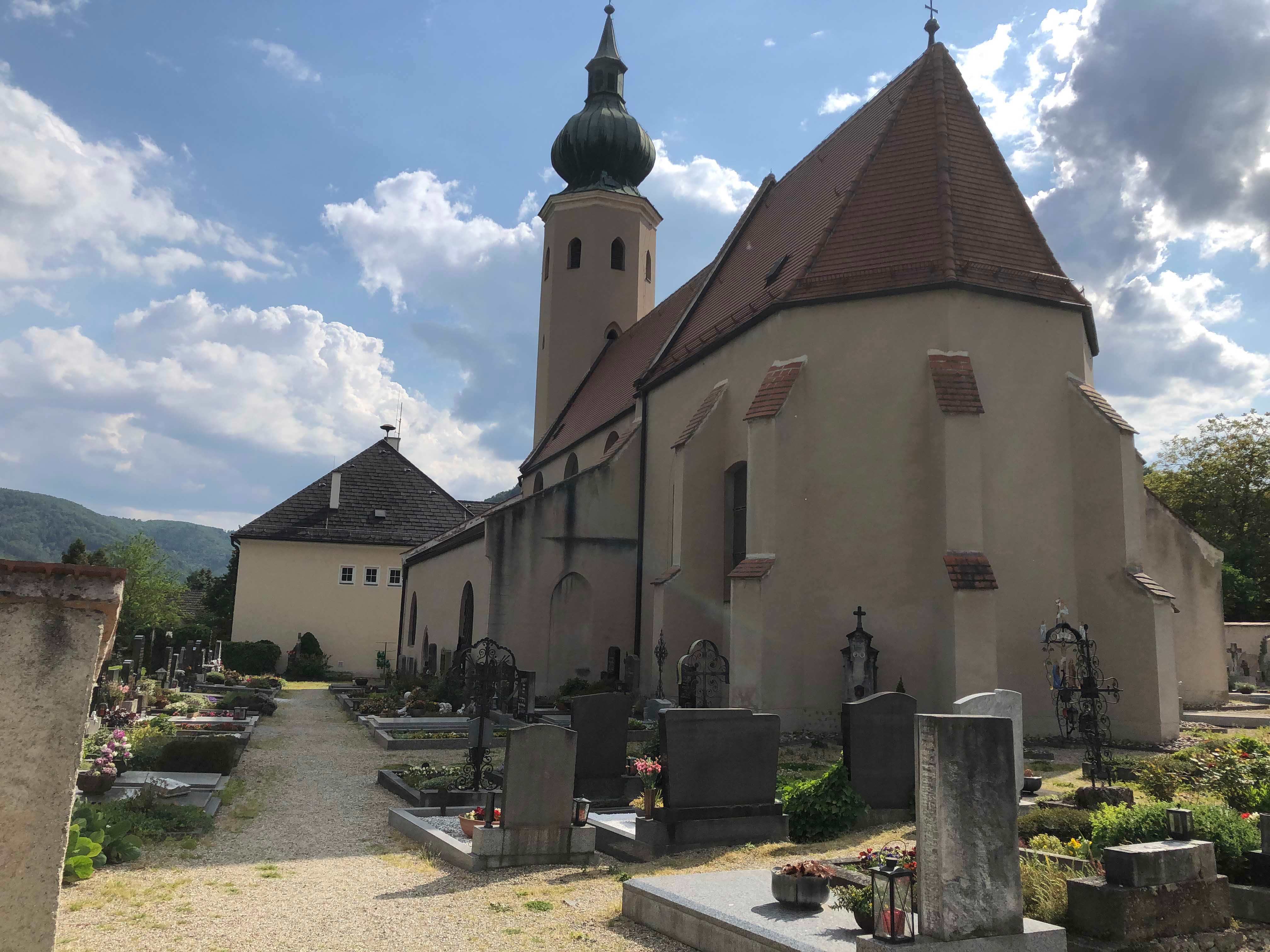 Kirche in Aggsbach Markt mit Friedhof im Vordergrund.