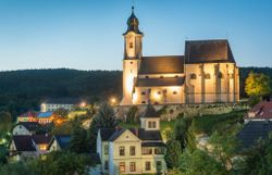 Die Kirche Emmersdorf, eine große Renaissancezeitliche Kirche in Weiß mit Braunem Dach