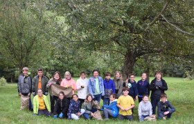 Naturparkmittelschule Spitz beim Apfelsammeln, © Naturpark Jauerling-Wachau
