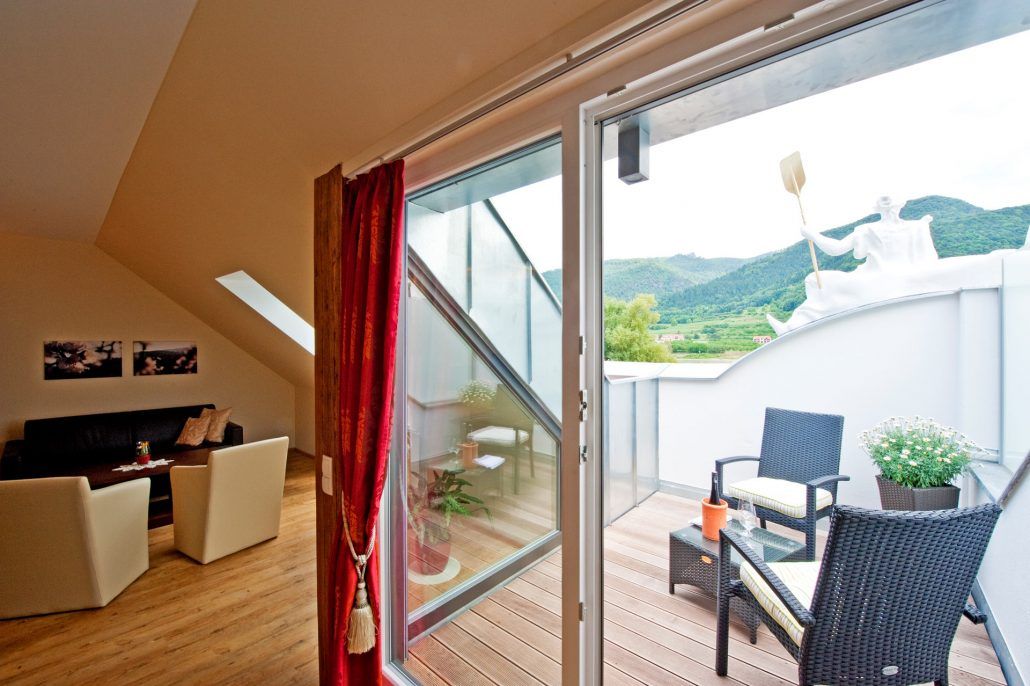 Innenansicht einer Suite mit Balkon im Gasthof Prankl, Blick auf Berge.