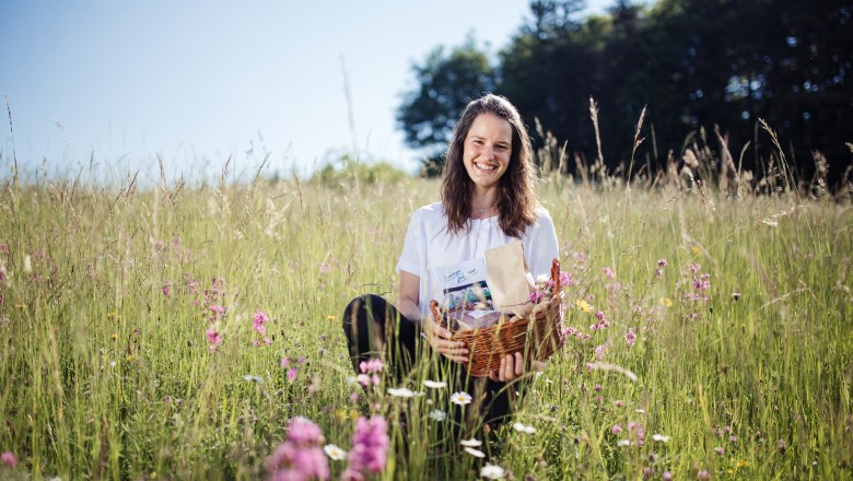 Biohof Sommer - Katrin mit Produkten, © Chris Laistler // Branding Brothers