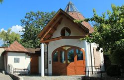 Die Aufbarungshalle Emmersdorf, ein modernes Gebäude in Weiß mit Holzakzenten 