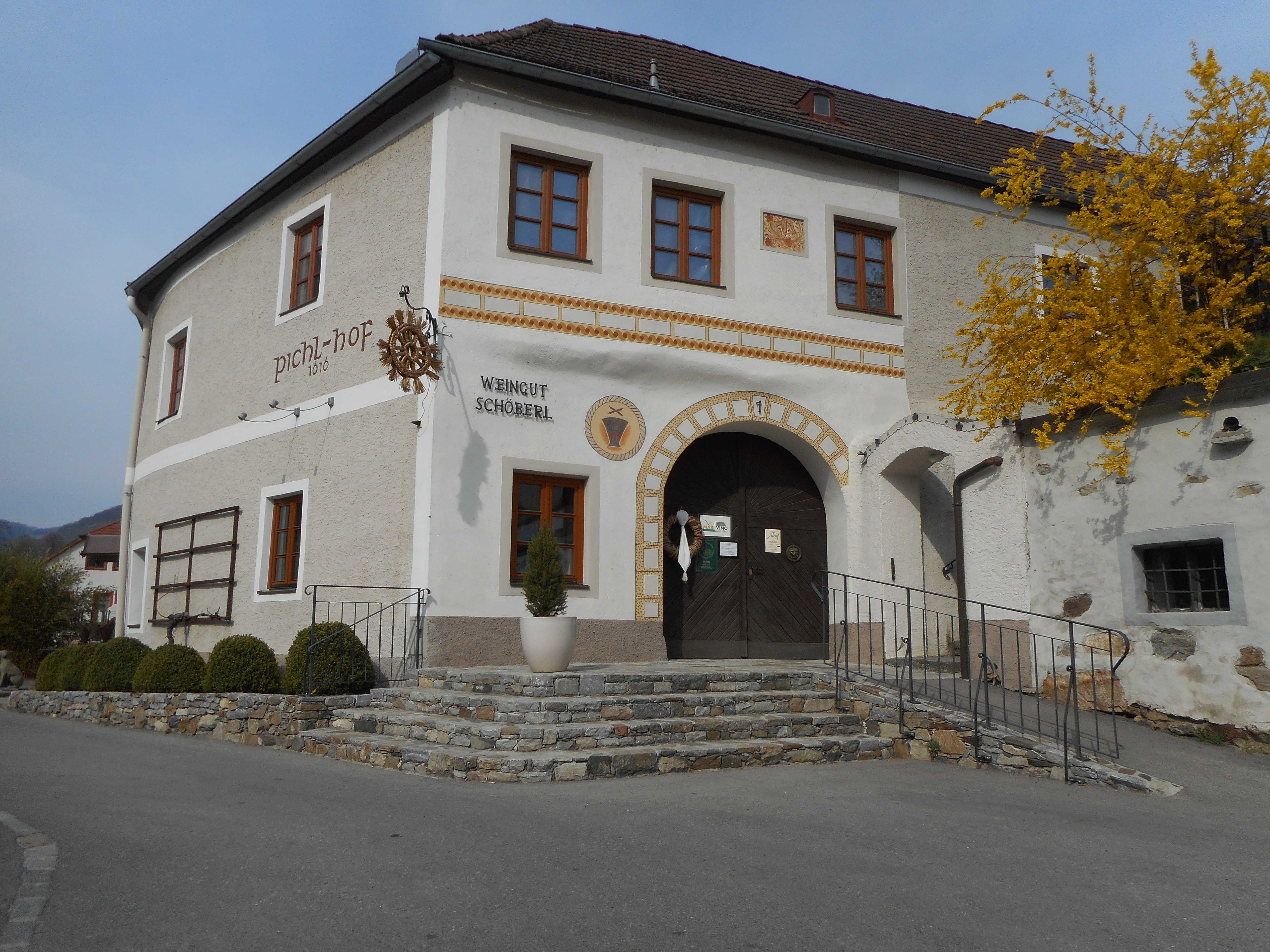 Außenansicht eines traditionellen Gebäudes mit der Aufschrift 'pichl-hof' und 'Weingut Schöberl'.