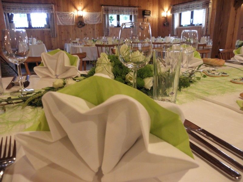 Harmonikawirt gedeckter Tisch