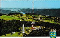 Eine alte Abfotografierte Postkarte die den Jauerlinger Sendemast und die Aussicht vom Berg zeigt.