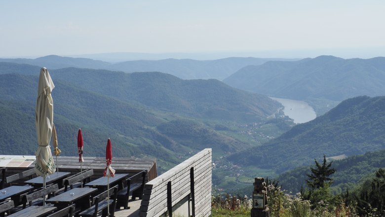 Viewing terrace on the Jauerling with a view of the Danube and wooded hills.