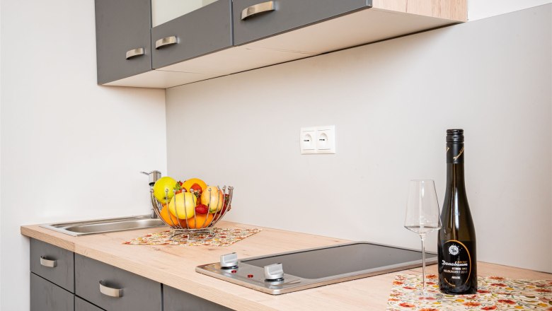 K&uuml;chenzeile im Familienzimmer, &copy; Georg Pomassl