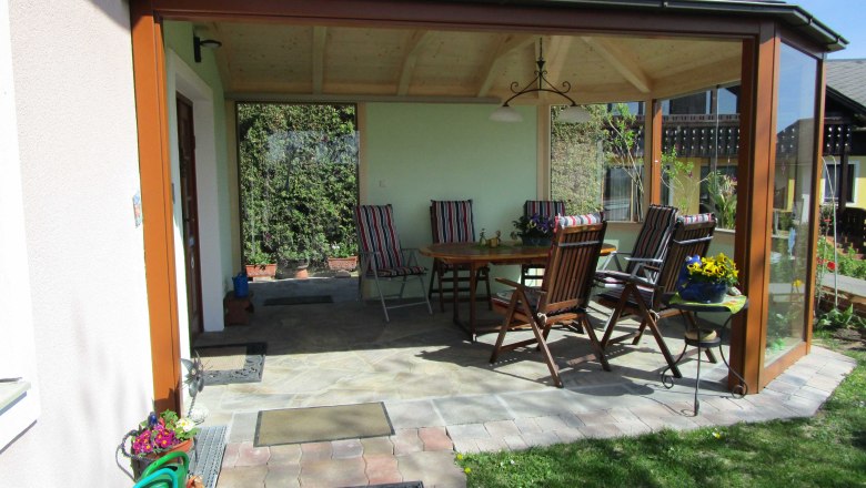 Wintergarten mit Tisch und St&uuml;hlen