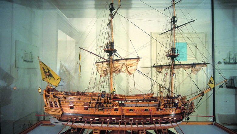 Modell eines historischen Segelschiffs in einer Glasvitrine im Schifffahrtsmuseum.