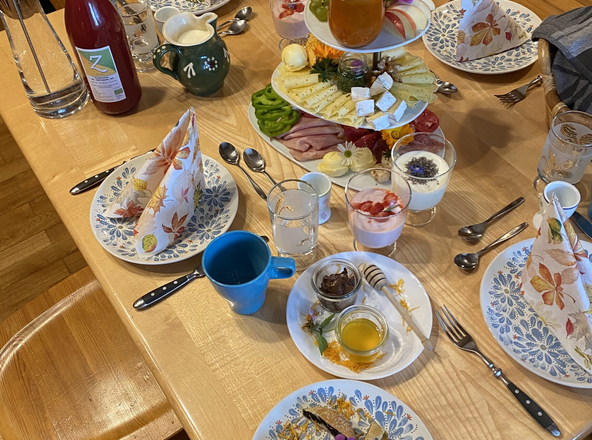 Fr&uuml;hst&uuml;ck mit regionalen Spezialit&auml;ten, &copy; Romana Wiener