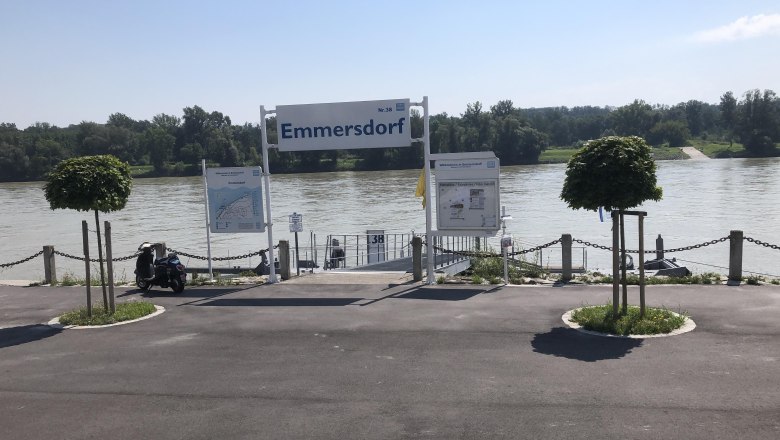 Anlegestelle Emmersdorf an der Donau mit Hinweisschildern und Bäumen.
