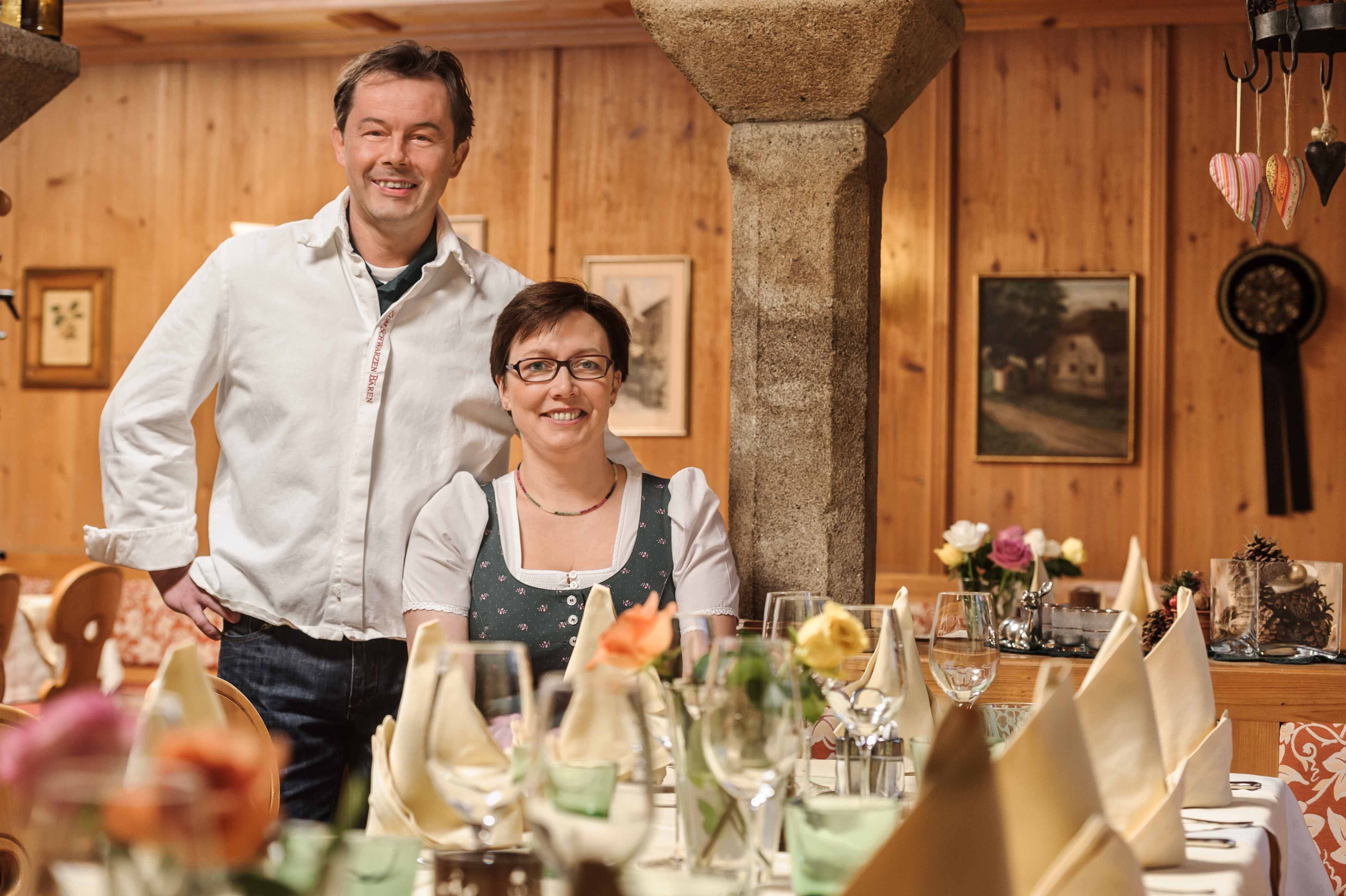 Die Inhaber des Hotel Zum Schwarzen Bären, Martin und Erika Pritz, in ihrem Restaurant