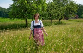 Inge Zisser in ihrer Wiese, &copy; Gerda J&auml;ggi
